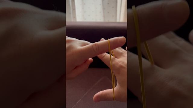 Резинка проходит сквозь палец