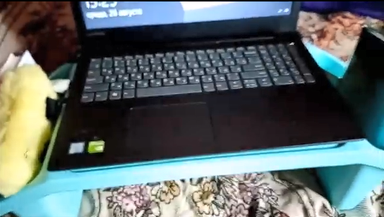 Купила  компьютерный столик в Светофоре за 150 рублей, показываю как смотрится на нём ноутбук.