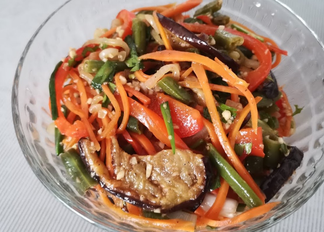 ПИКАНТНАЯ ОВОЩНАЯ ЗАКУСКА! Рецепт из овощей. Рецепт с баклажаном. Рецепт со стручковой фасолью