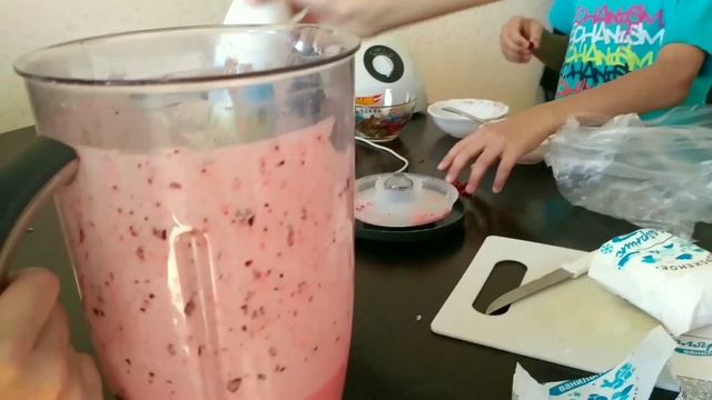 Сделали коктейль из ягод 1 часть