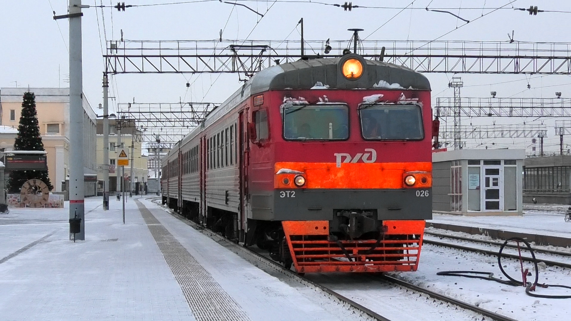 ЭТ2-026 сообщением Екатеринбург-Пасс. — Каменск-Уральский отправляется с 1 пути Екатеринбурга