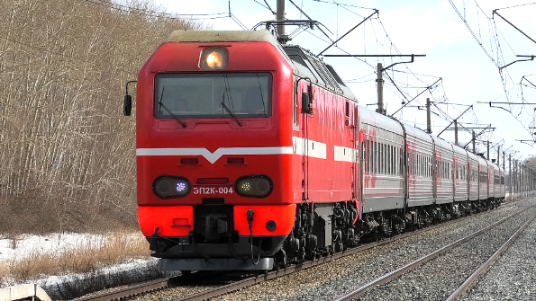 "Все еще красный" ЭП2К-004 со скорым поездом Оренбург - Екатеринбург следует через о.п. 61 км