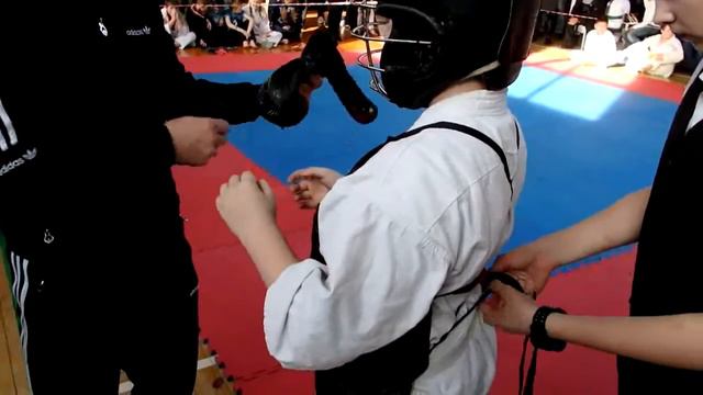 Тренер по Кёкусин каратэ Корякин Андрей одевает защиту КОБУДО своему бойцу