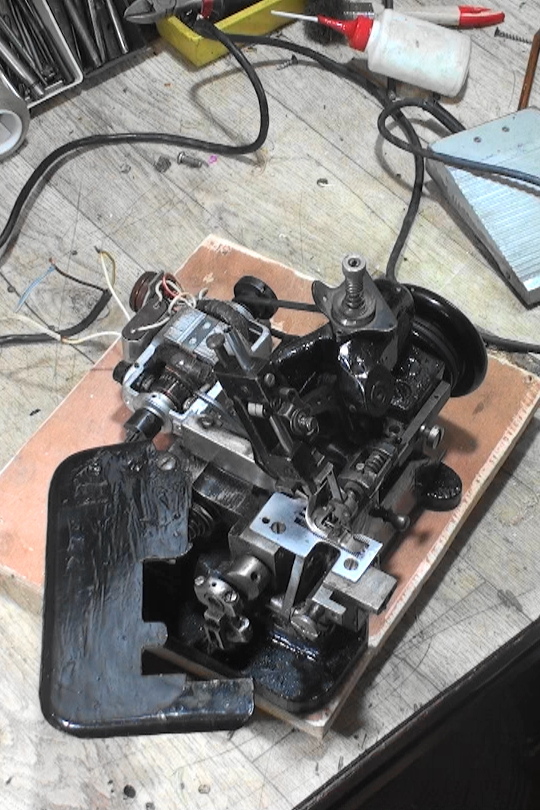 Оверлок ЭМЗ-2 Московский Эксперементальный Механический завод 40-50-е годы 20-го века....