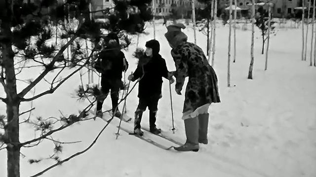 1973 год. Тюмень. Фрагмент киносказки "Иван-Царевич идет в школу". В роли Царевича - Леонид Окунев.