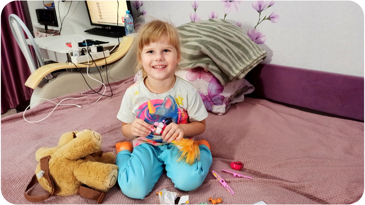 Внучка у нас в гостях. Вышиваю кошку Мурзилку.