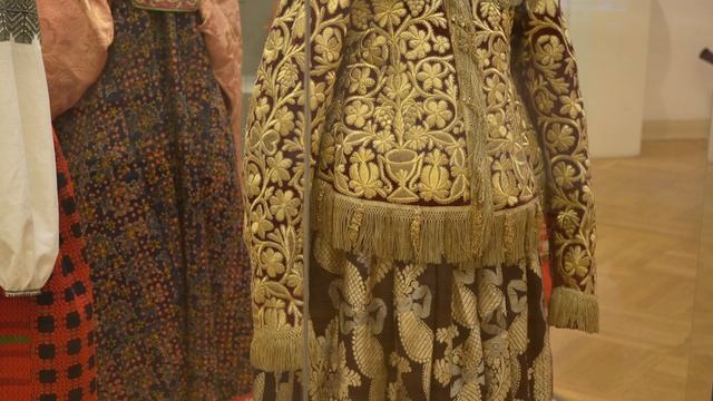 Отдел народного искусства. Женский праздничный костюм.