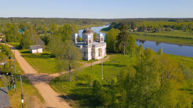 Белокаменный храм расположена на берегу Волги