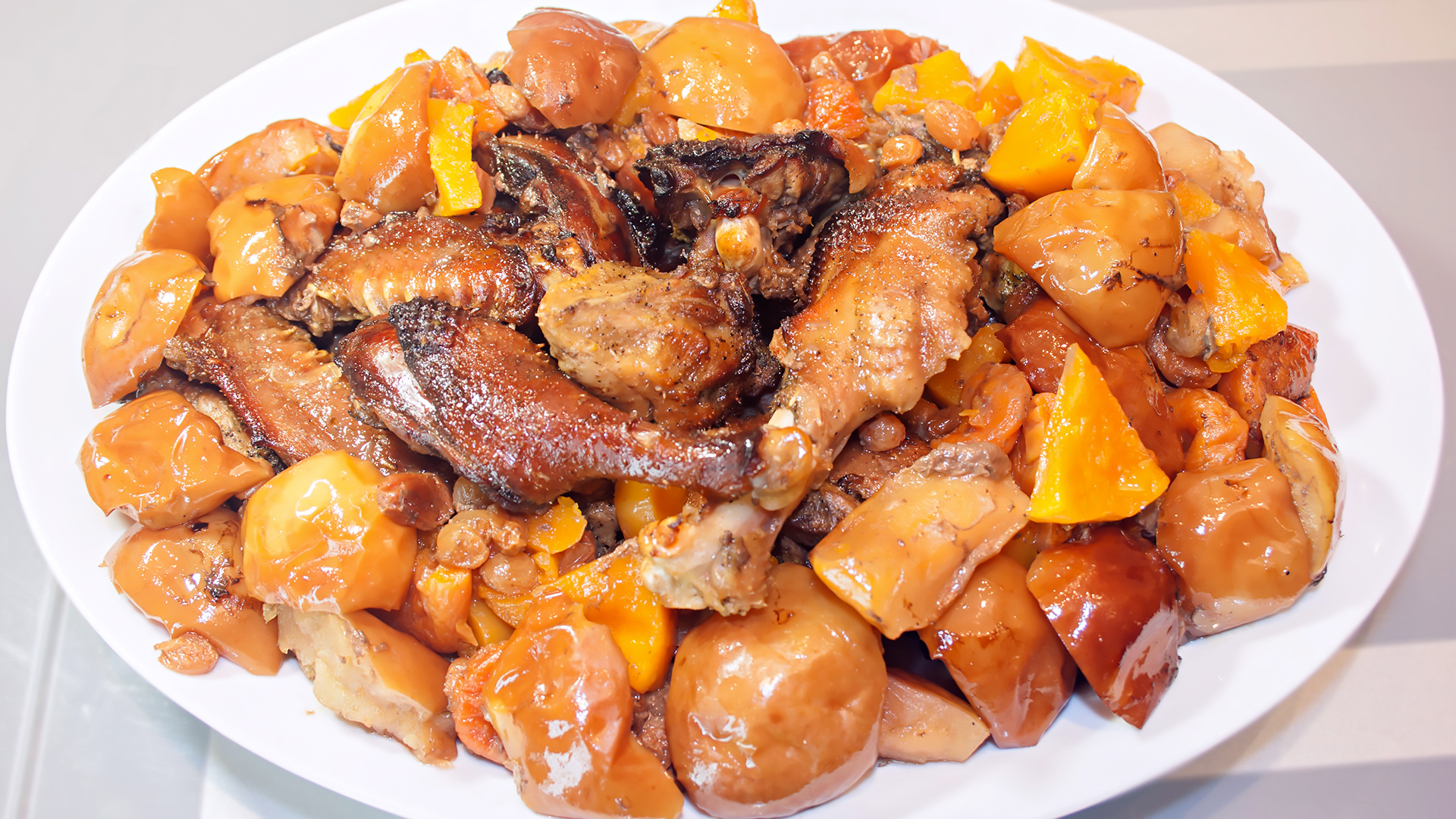 Утка с яблоками, тыквой и сухофруктами, запеченная в духовке