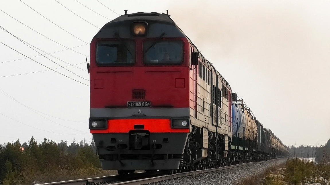 2ТЭ116У-0194 с грузовым поездом и приветливой бригадой