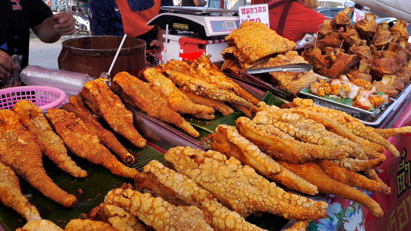 Блюда из свинины на улицах Бангкока. Тайская кухня. https://t.me/WORLDSTREETFOOD2024