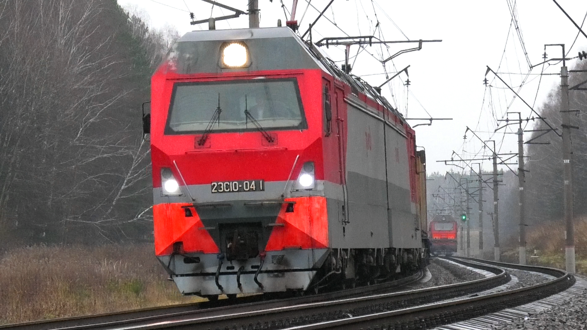2ЭС10-041 "Гранит" с контейнерным поездом и приветливой бригадой