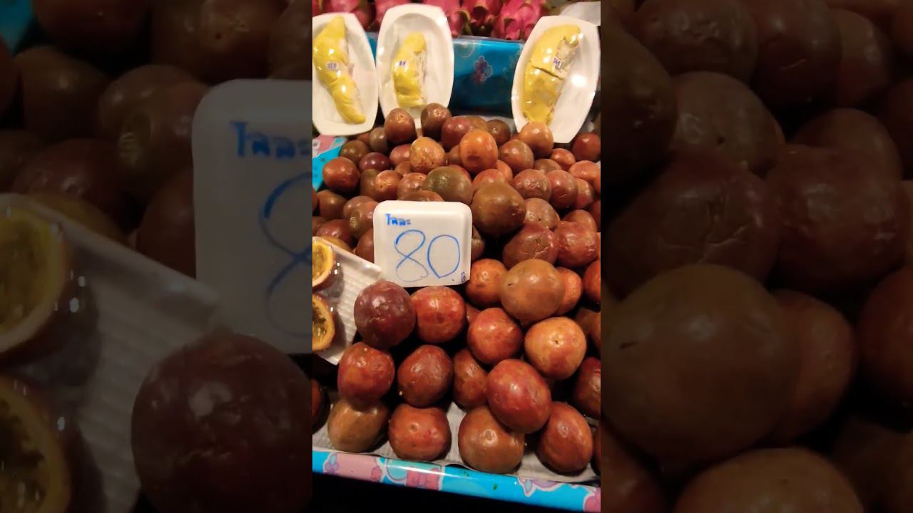 Стоимость фруктов на ночном рынке Таиланда
