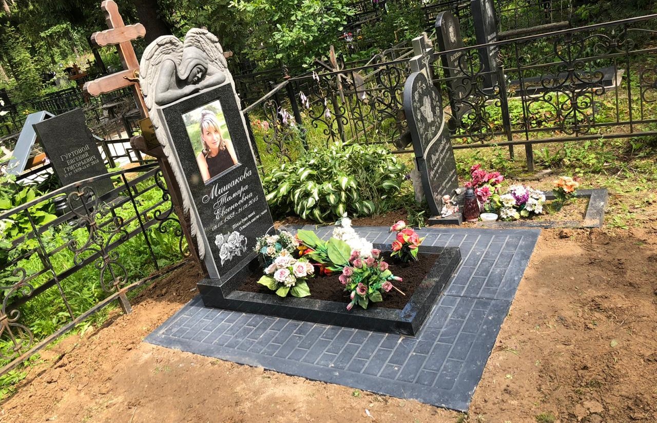 Эксклюзивный гранитный памятник Ангел.