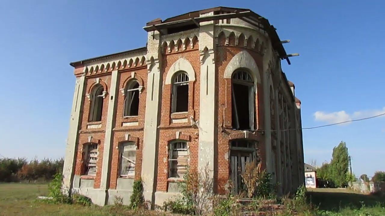 Заброшенный Народный дом в Тростянке Балашовского района.