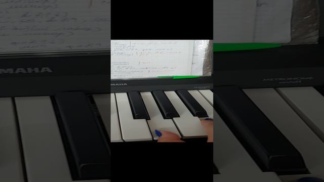 Ищу аккорды для песни. Наконец я могу практиковаться каждое утро и вечер на своём новом пианино