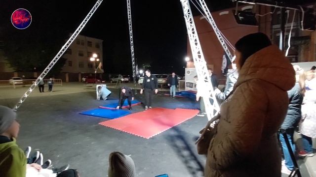 Выступление воздушных гимнастов.