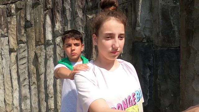 Плечо к плечу