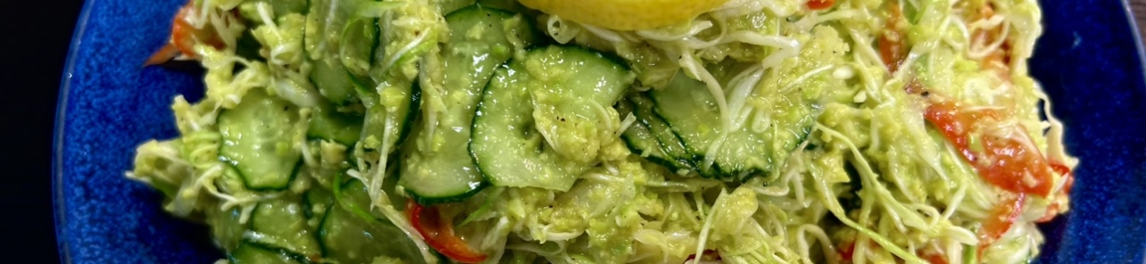 Салат из капусты с соусом из авокадо!