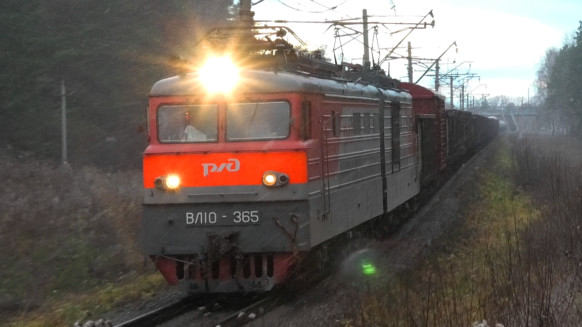 "В снегопад". ВЛ10-365 с грузовым поездом