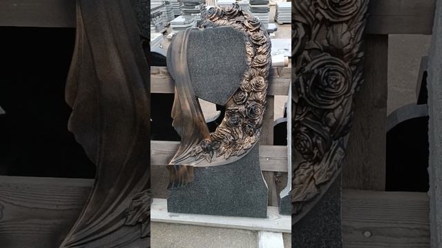 Красивый памятник с сердцем и розами. Скидка 20%