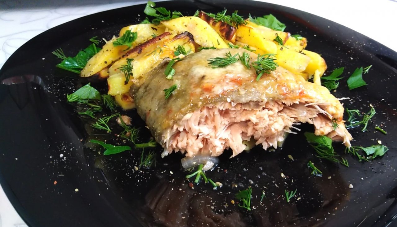 Горбуша с картошкой, запеченная в духовке в фольге. Получается сочная и вкусная рыбка