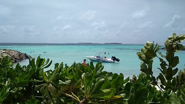 Пляж на севере Маафуши!Голубая вода,белый песок!