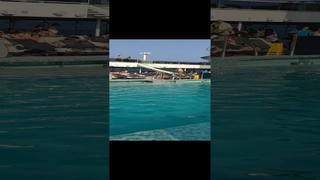 Открытый бассейн на MSC World Europa