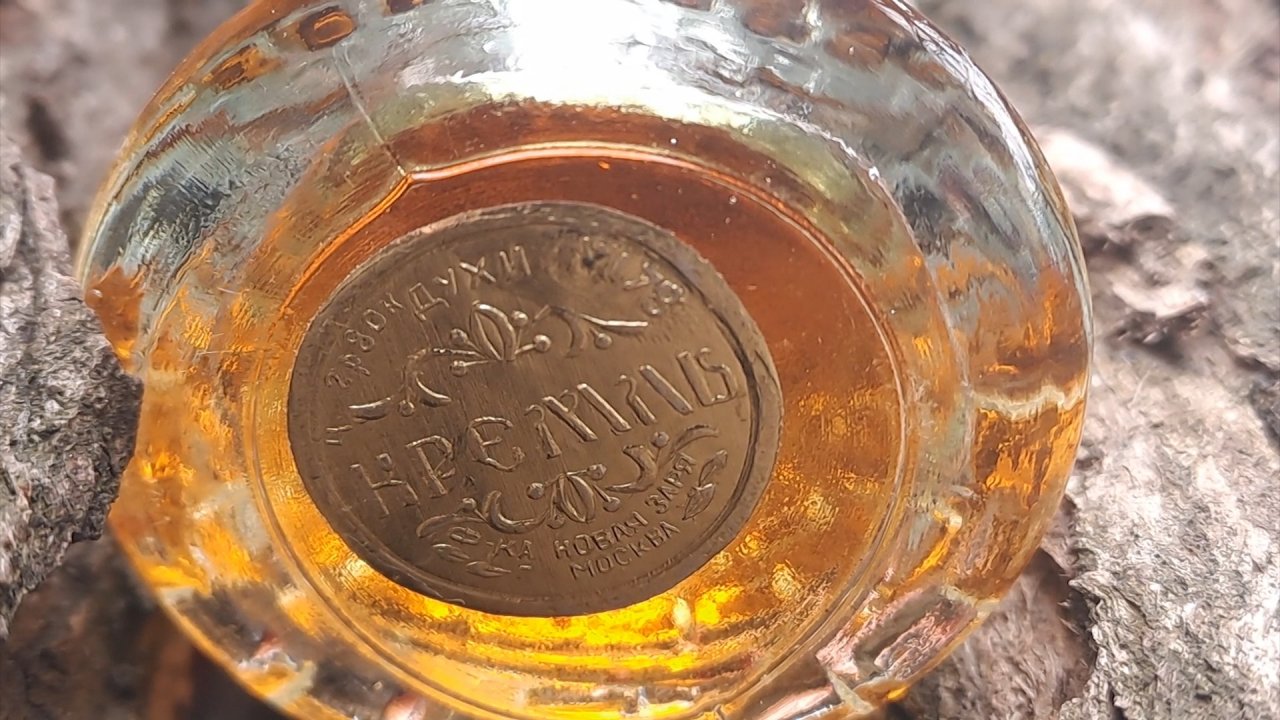 Парфюмир: «Кремль» (Kremlin) «Новая Заря»