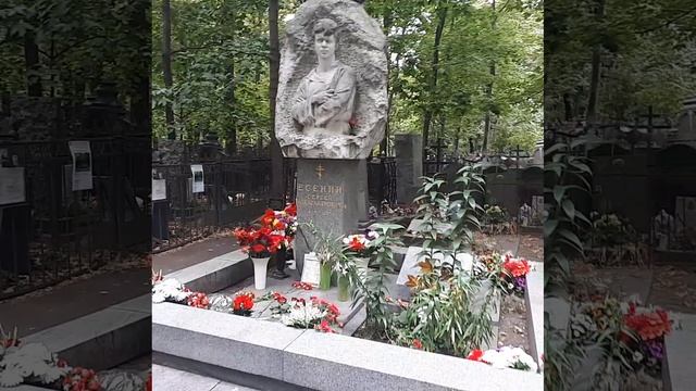 Могила Есенина на Ваганьковском кладбище.