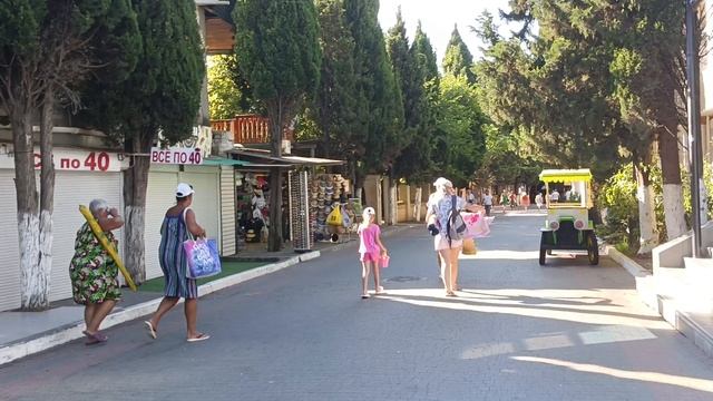 Судак Кипарисовая алея начало августа