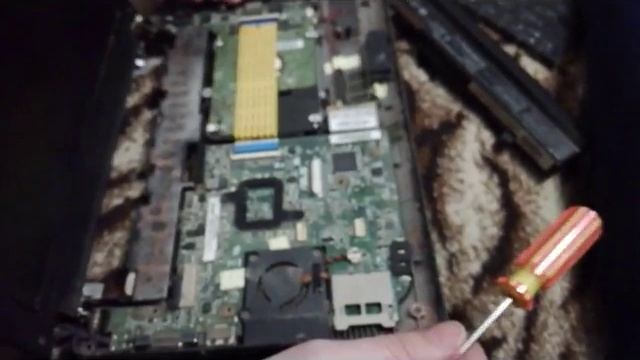 ASUS Eee PC X101H ОБЗОР РАЗБОРКА НЕТБУК РАБИРАЕЮ И СМАТРЮ В ЧТО В ВНУТРИ