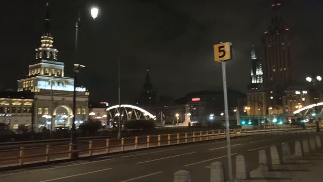 Прилетели в холодную Москву!