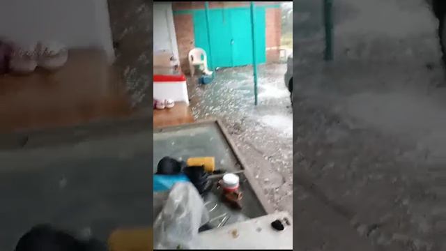 Град с грецкий орех с Сильным ветром Бушевал на Ставролье