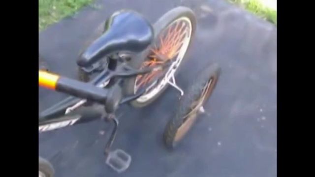 Подростковый велосипед с большими страховочными колесами для раннего обучения езде. Круто и надёжно!