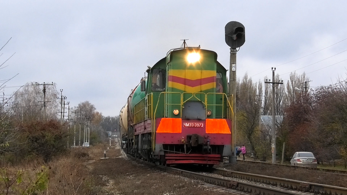 ЧМЭ3-3973 с грузовым составом и приветливой бригадой