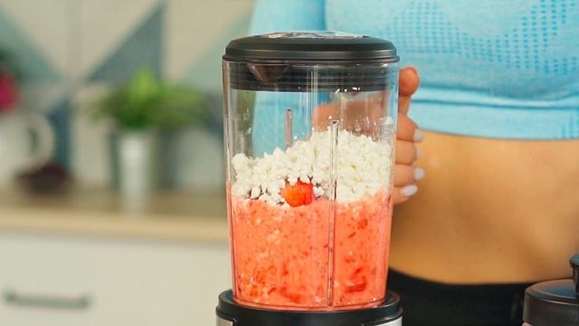 Клубничный смузи в фитнес-блендере GFGRIL