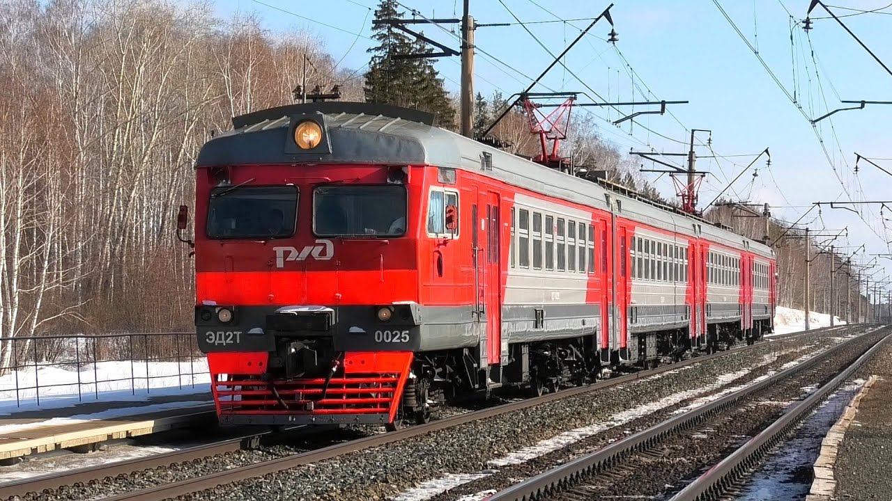 ЭД2Т-0025 сообщением Камышлов - Екатеринбург-Пасс. делает остановку на о.п. Измоденово