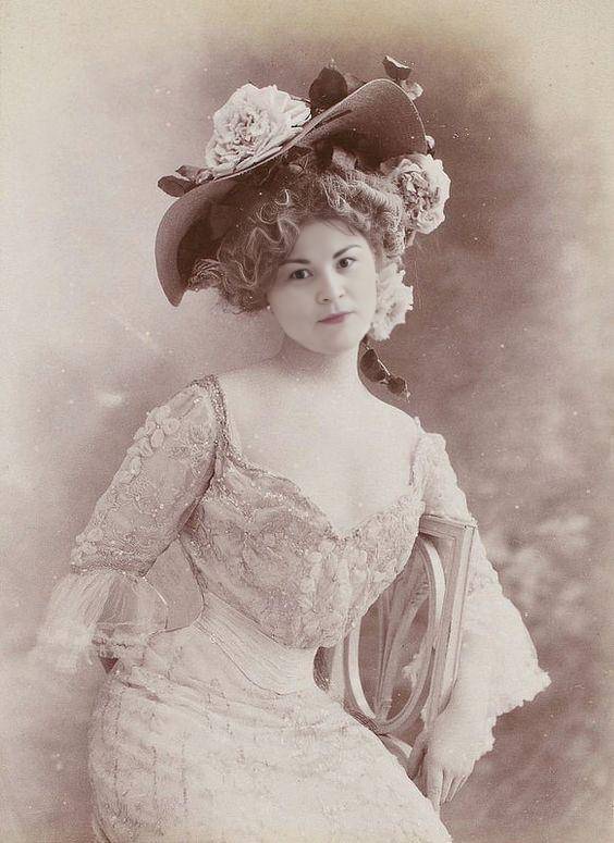 "НЕСКОЛЬКО СТРАНИЦ ИЗ ЖИЗНИ ОДНОЙ ГЕРОИНИ"... (Фото со стены Екатерины Воронцовой-Хан (Балашиха))