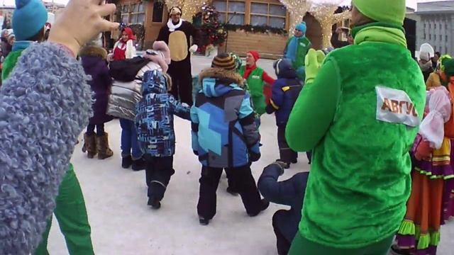 Танцем греются ребятишки да и ведущие не отстают/