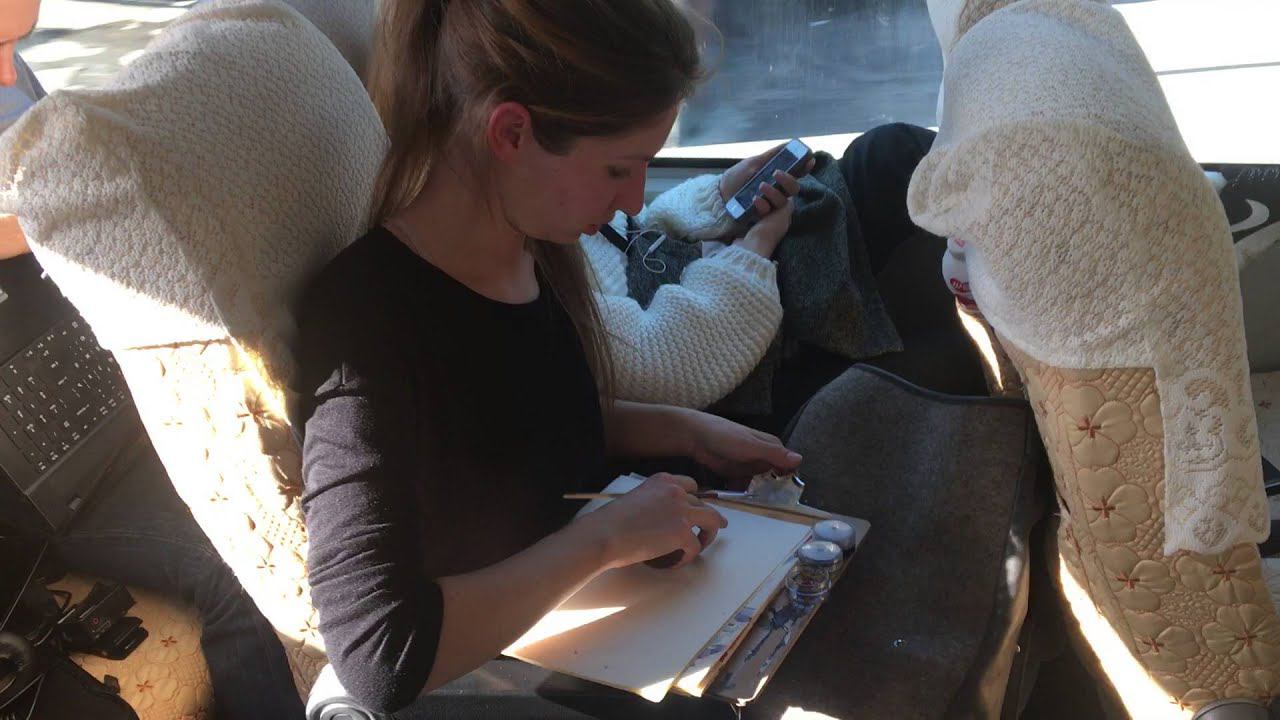 Ася Лисина рисует прямую линию в автобусе