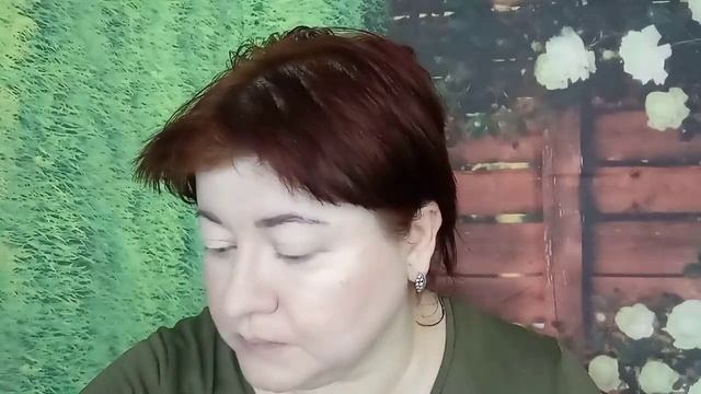 Макияж с красной помадой.