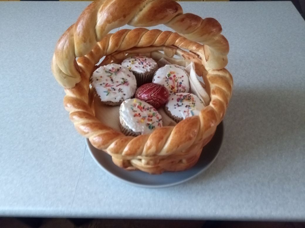 Плетеная Пасхальная корзина из теста.