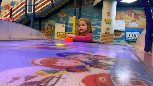 Трехлетка и аэрохоккей