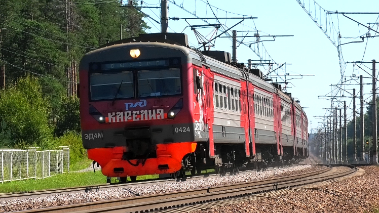 ЭД4М-0424 "Карелия" сообщением Санкт-Петербург — Выборг прибывает на о.п. Ушково