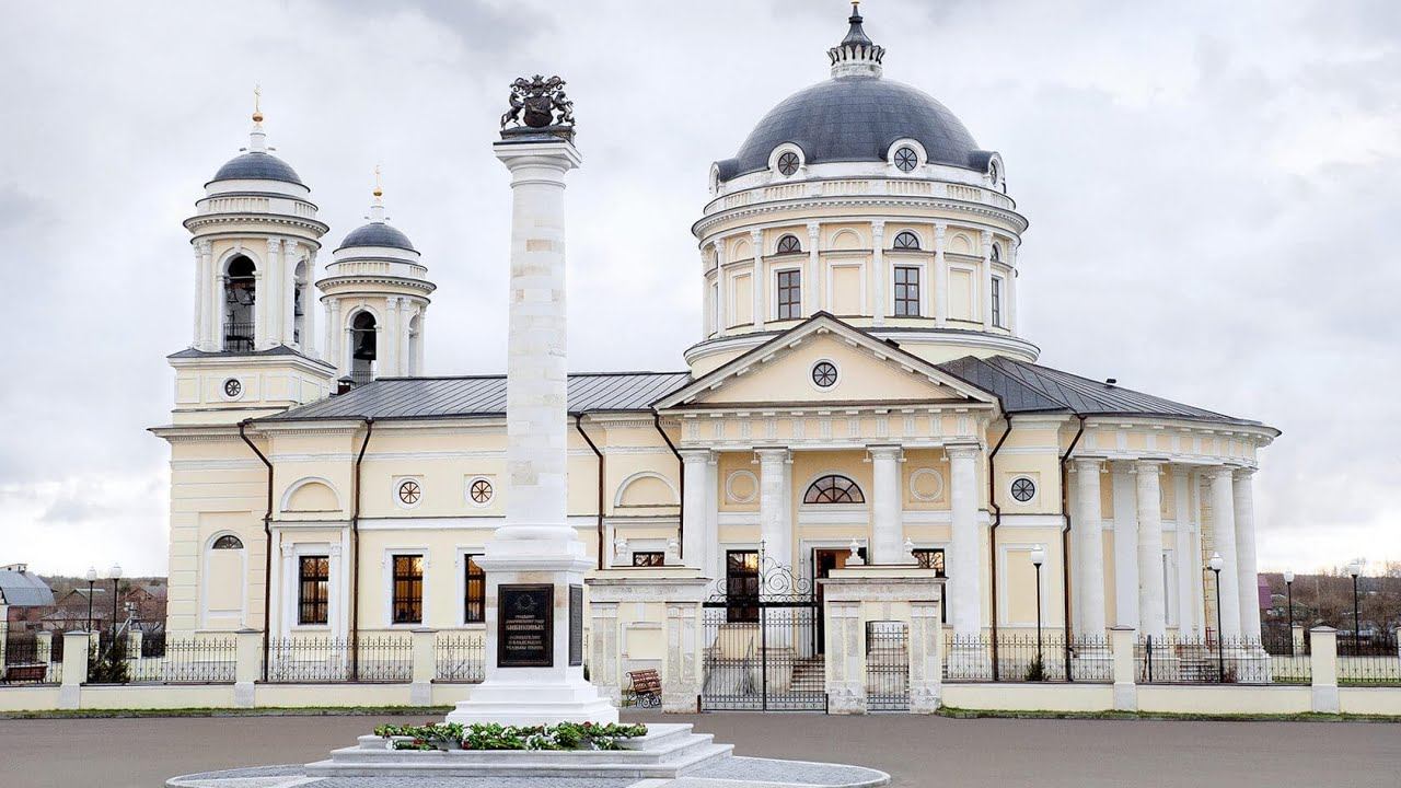 Обелиск роду Бибиковых в селе Шкинь