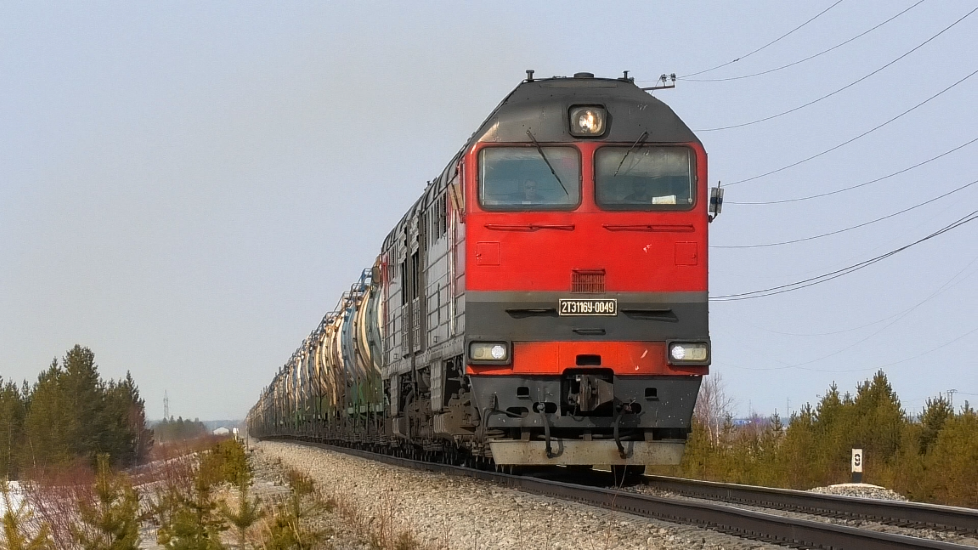 Скоростной 2ТЭ116У-0049 с наливным грузовым поездом