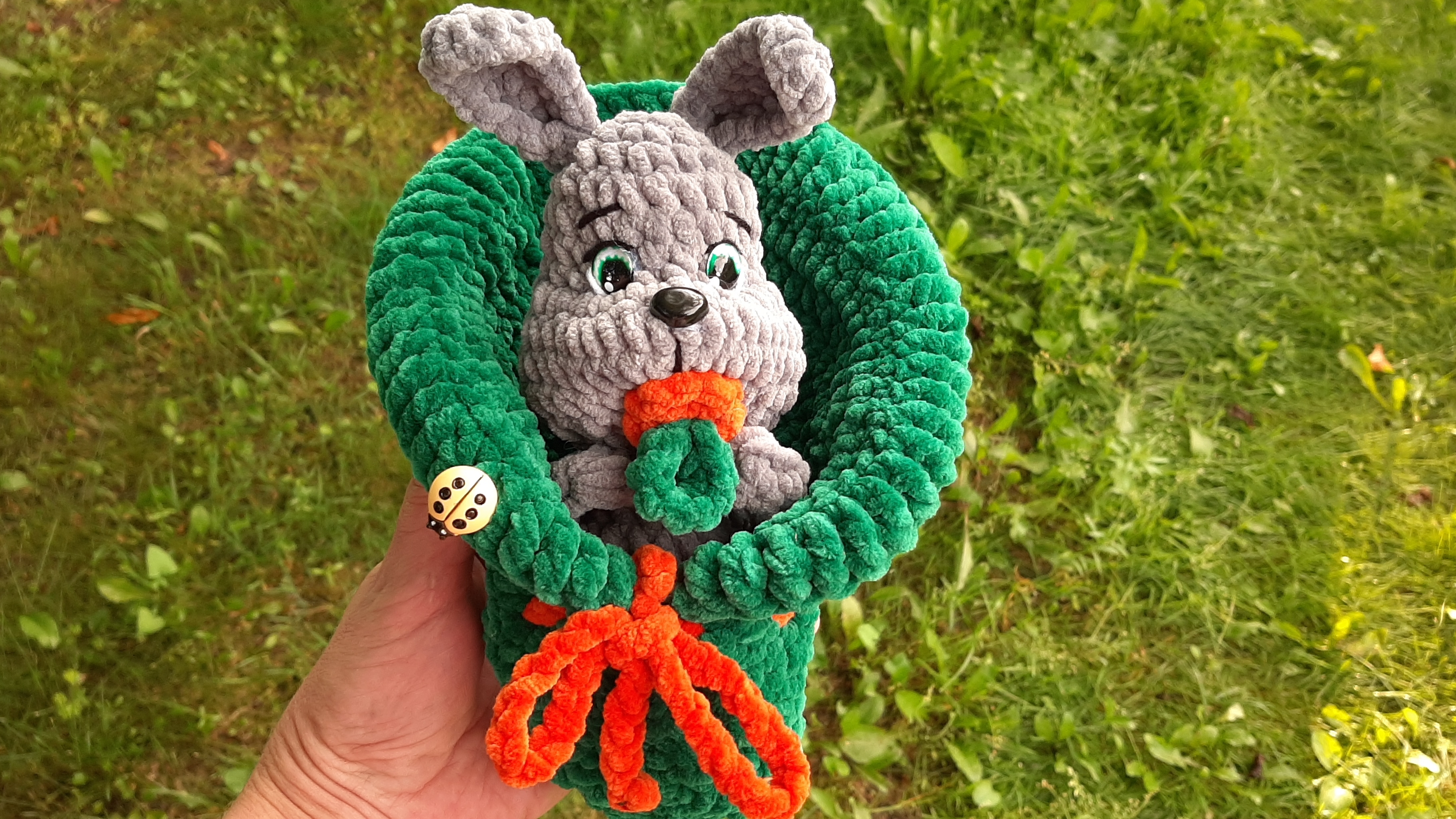 Вязаные игрушки. МК Зайка в капусте