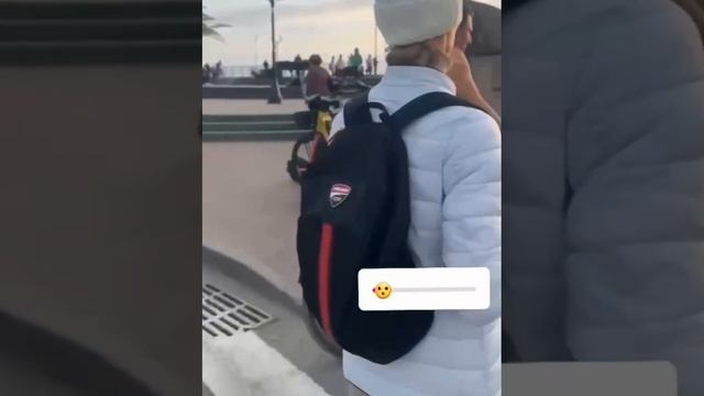 Пока местные кутаются в шапки, туристики даже в декабре не упускают шансов пощеголять по Сочи в трус