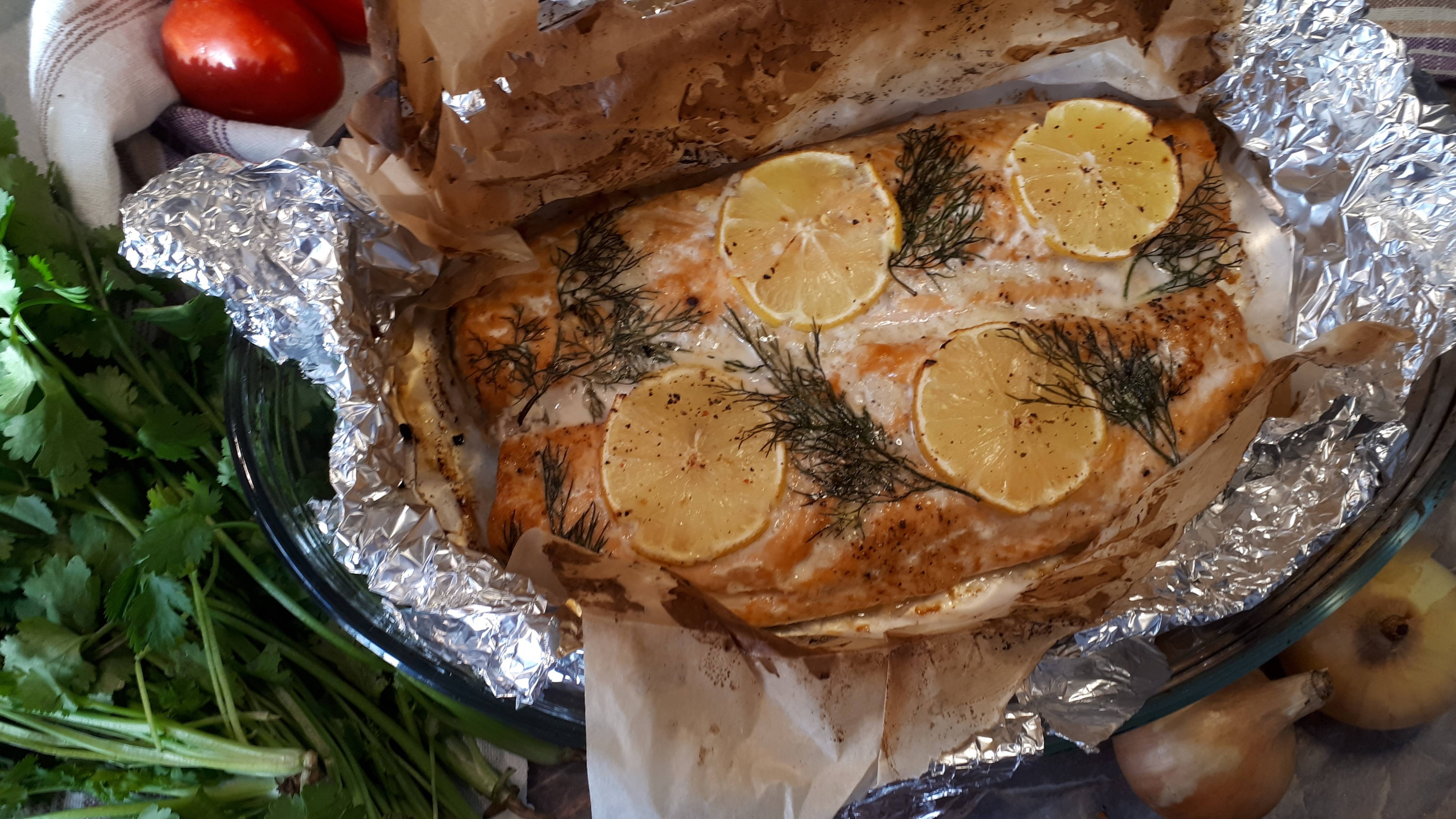 Красная рыба с чесночным маслом запечённая в фольге